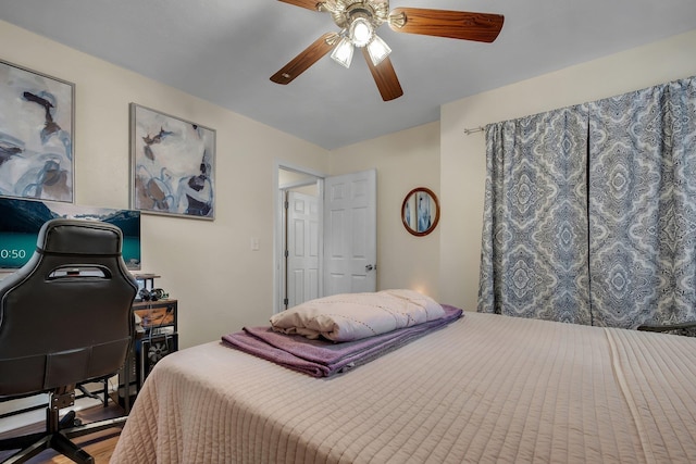 bedroom with ceiling fan