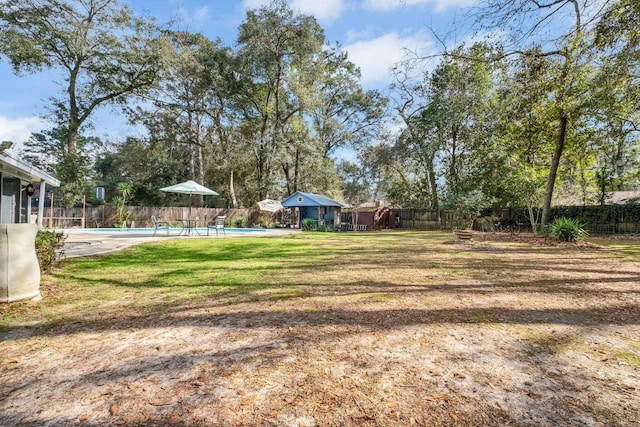 view of yard featuring a fenced in pool