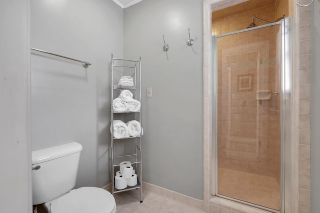 bathroom featuring a shower with door and toilet