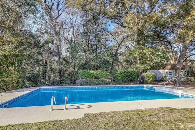 view of swimming pool