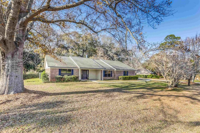 single story home featuring a front lawn