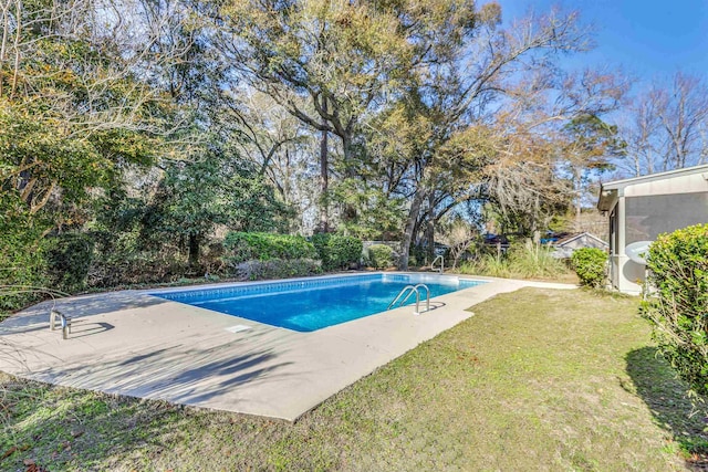 view of swimming pool featuring a yard