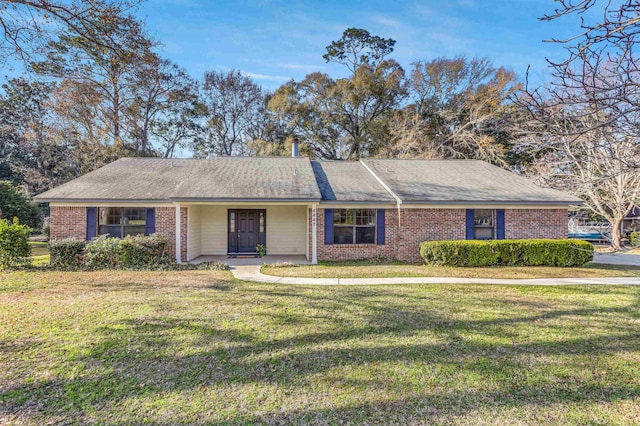 ranch-style house featuring a front yard