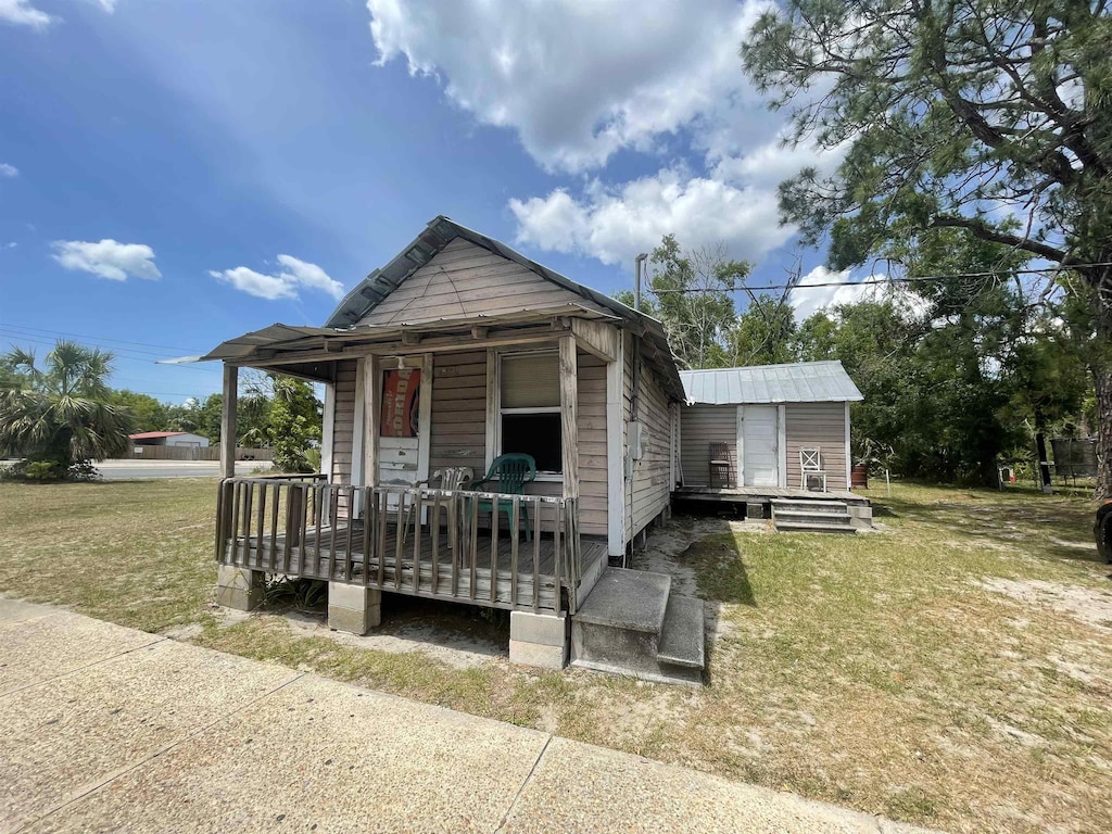 812 Hampton Springs Ave, Perry, FL 32347 - view of front of home featuring a porch and a front yard