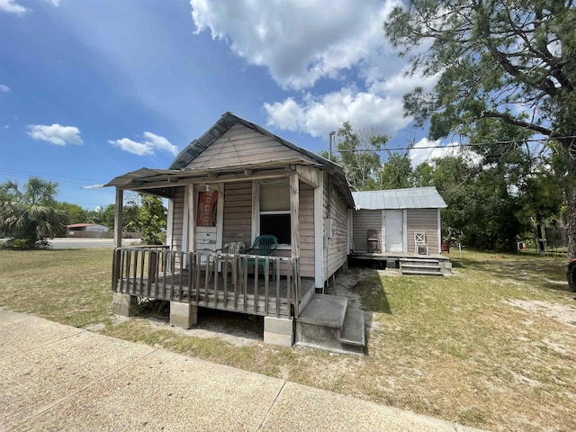 812 Hampton Springs Ave, Perry, FL 32347 - view of front of home featuring a porch and a front yard