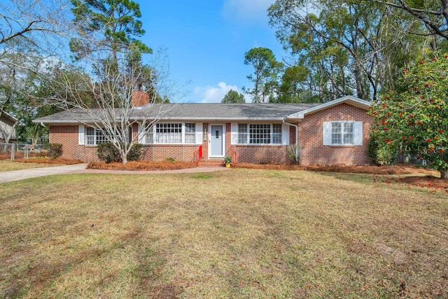 ranch-style home featuring a front lawn