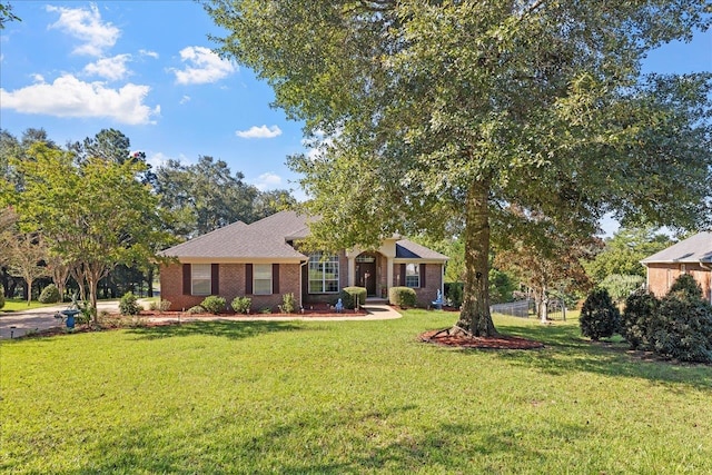 view of front of property featuring a front yard