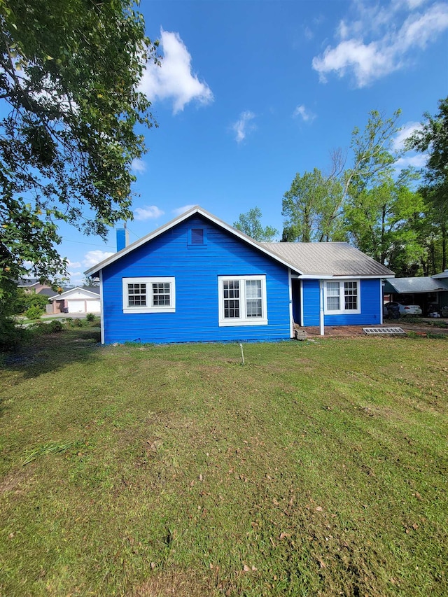 16619 SW Gaskin St, Blountstown, FL 32424 - view of front facade featuring a front lawn and a chimney