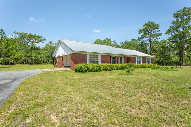 single story home featuring a front lawn