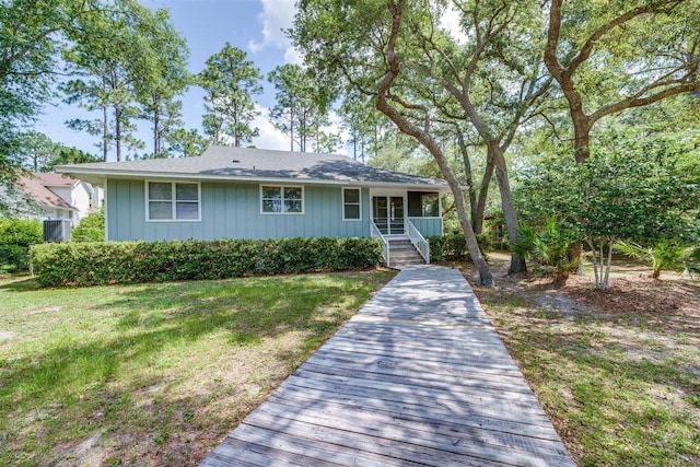 view of front of property featuring covered porch and a front lawn