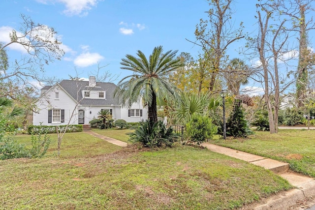 view of front of home featuring a front lawn