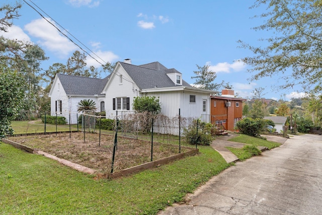 view of front of house featuring a front yard