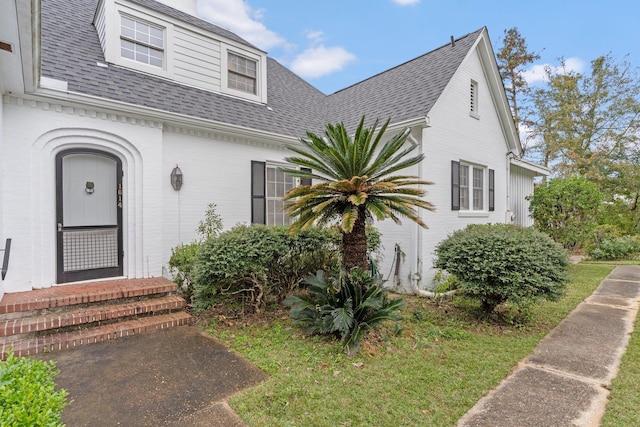 view of front facade featuring a front yard