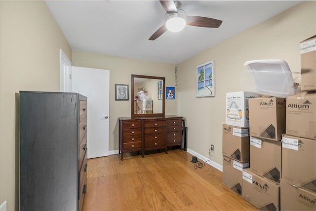 bedroom featuring light wood-style flooring, baseboards, and a ceiling fan