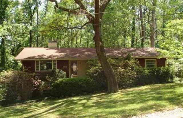 single story home featuring a front lawn