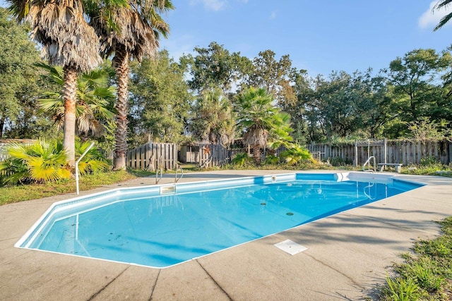 view of swimming pool