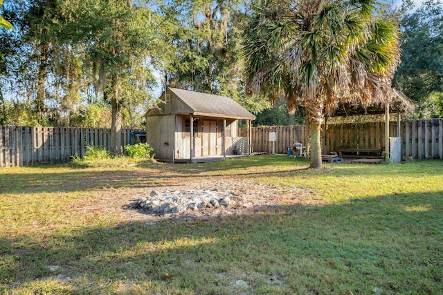 view of yard featuring a storage shed