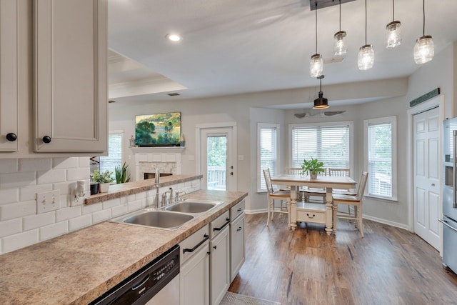 3524 Rosemont Ridge Rd, Tallahassee, FL 32312 - kitchen featuring dark wood-type flooring, backsplash, recessed lighting, decorative light fixtures, and light countertops