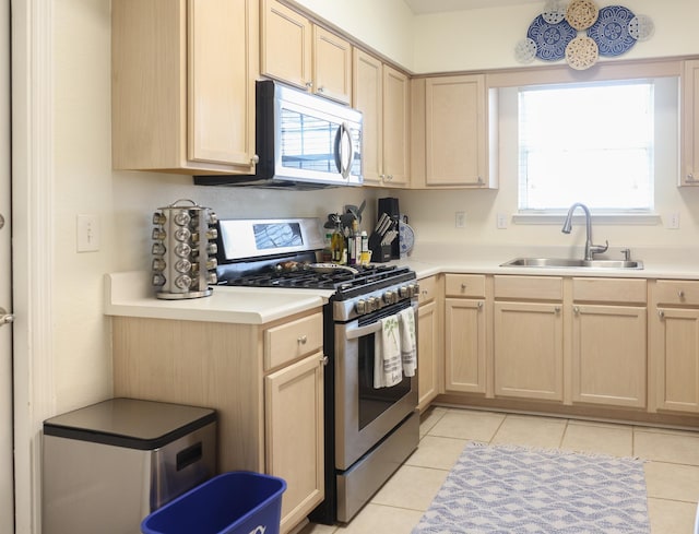 330 Dreadnaught Ct, Tallahassee, FL 32312 - kitchen with stainless steel appliances, a sink, light brown cabinets, and light countertops