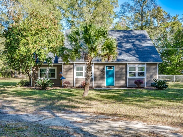 view of front facade featuring a front lawn