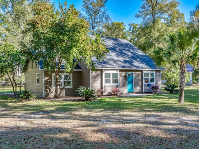 view of front of home featuring a front yard