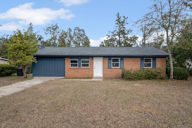 single story home with a front lawn