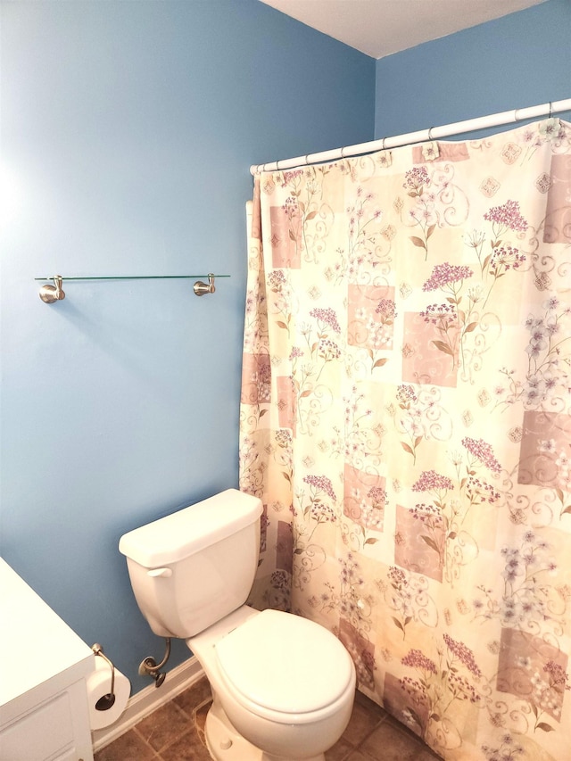 full bath with curtained shower, baseboards, tile patterned flooring, and toilet