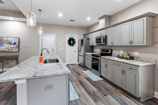 10732 Sycamore Ridge Ln, Tallahassee, FL 32305 - kitchen with stainless steel appliances, gray cabinets, dark wood-style floors, a sink, and recessed lighting