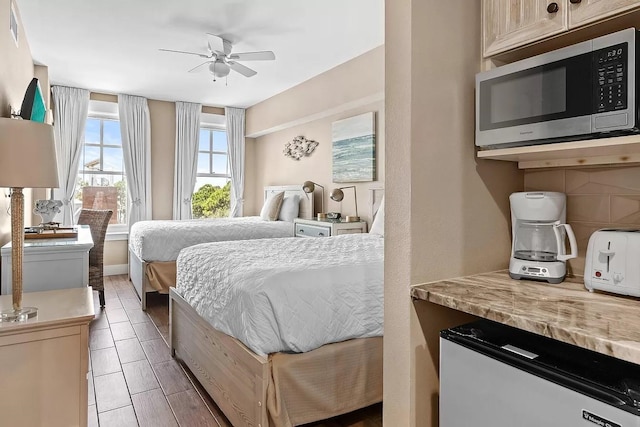 9100 Baytowne Wharf Boulevard 470/472, Walton Beaches, FL 32550 - bedroom with fridge and a ceiling fan