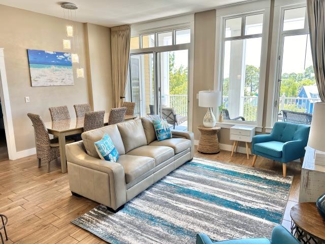 9100 Baytowne Wharf Boulevard 470/472, Walton Beaches, FL 32550 - living area with wood finished floors and baseboards