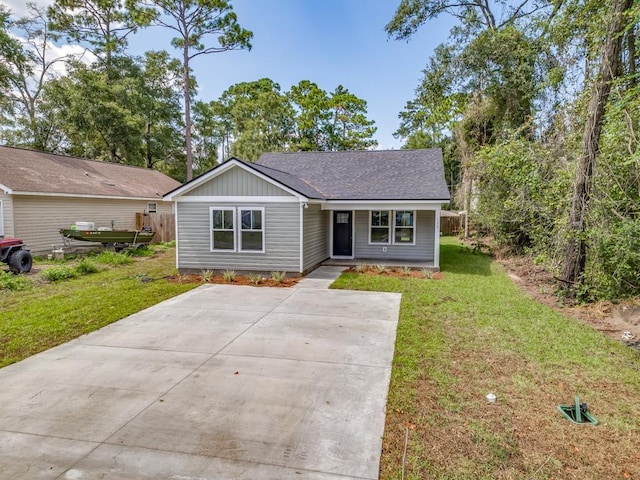 view of front of house featuring a front lawn