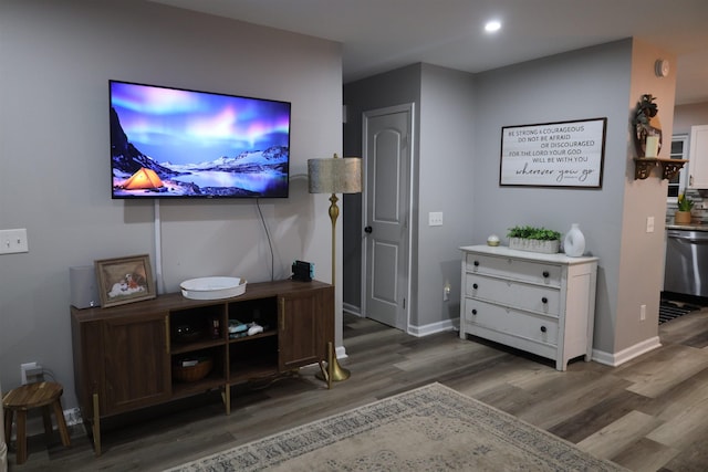 living room with recessed lighting, wood finished floors, and baseboards