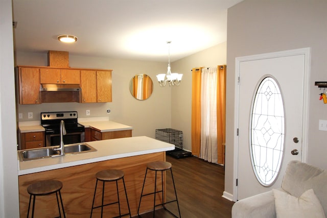 kitchen with dark wood-type flooring, sink, an inviting chandelier, electric range, and kitchen peninsula