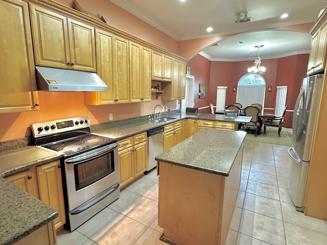 10 Yvonne Ct, Havana, FL 32333 - kitchen featuring stainless steel appliances, under cabinet range hood, arched walkways, a chandelier, and light tile patterned floors