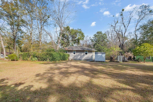 view of yard featuring a shed