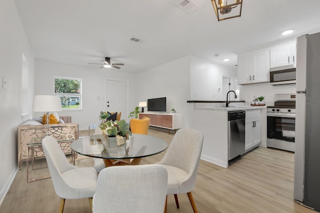 3204 N Ridge Rd, Tallahassee, FL 32305 - dining area with light wood-style flooring, a ceiling fan, and recessed lighting
