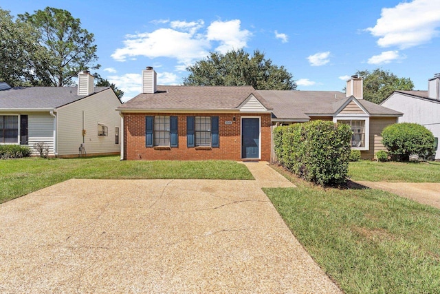 view of front of property featuring a front yard