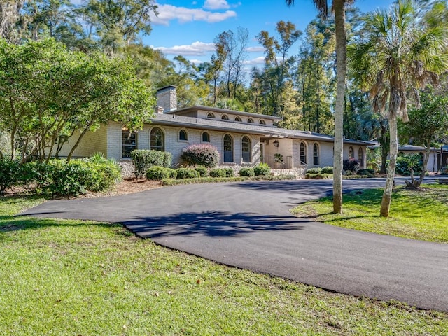 ranch-style house featuring a front lawn