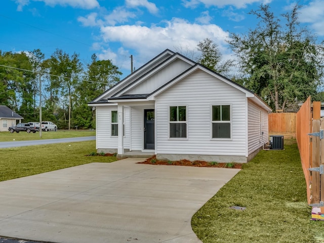 view of front facade featuring cooling unit and a front yard