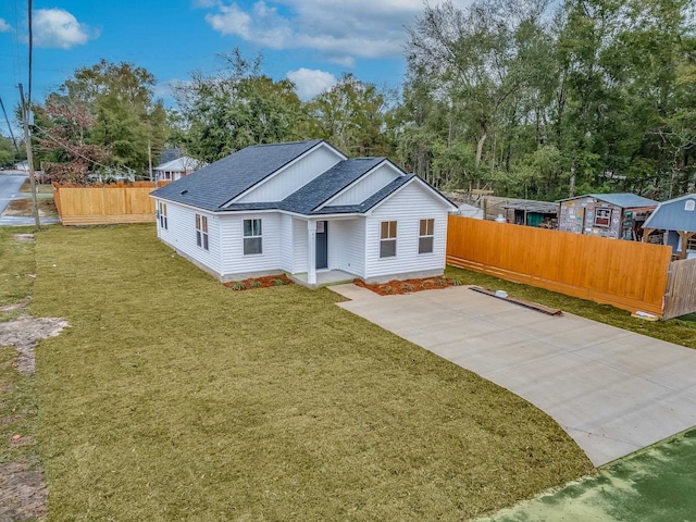 view of front of property with a front lawn