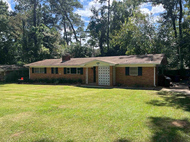 ranch-style house featuring a front lawn