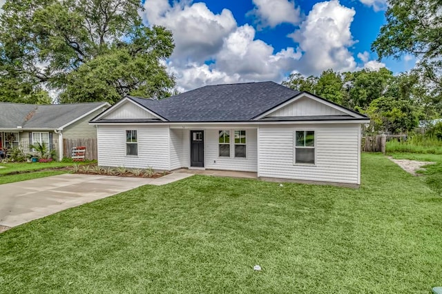 single story home featuring a front lawn