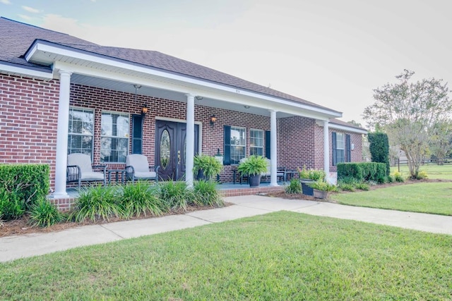 single story home featuring a front lawn