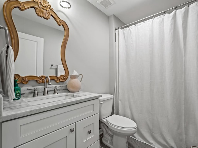 bathroom featuring a shower with shower curtain, vanity, and toilet