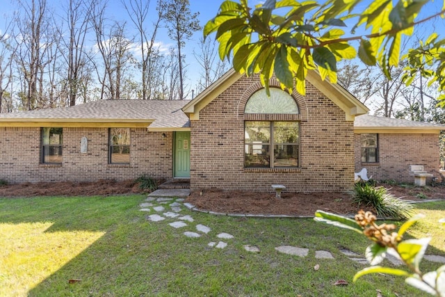 view of front of property featuring a front yard