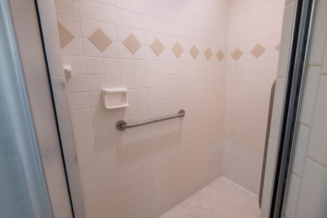 bathroom featuring a tile shower