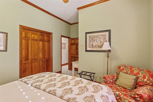 bedroom featuring ceiling fan, ornamental molding, and a closet