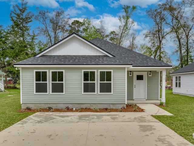 view of front of house featuring a front yard