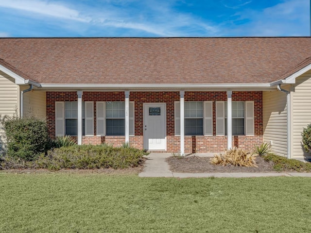 view of front facade featuring a front yard and covered porch