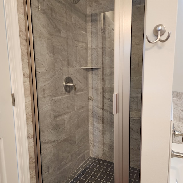 bathroom featuring tiled shower